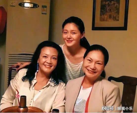 大S下葬后!S妈精神失常,3次崩溃发文牵连张兰,马筱梅发声打脸S妈封面图