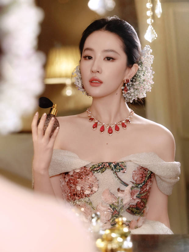 刘亦菲穿抹胸礼服优雅温婉 公主盘发尽显慵懒贵气封面图