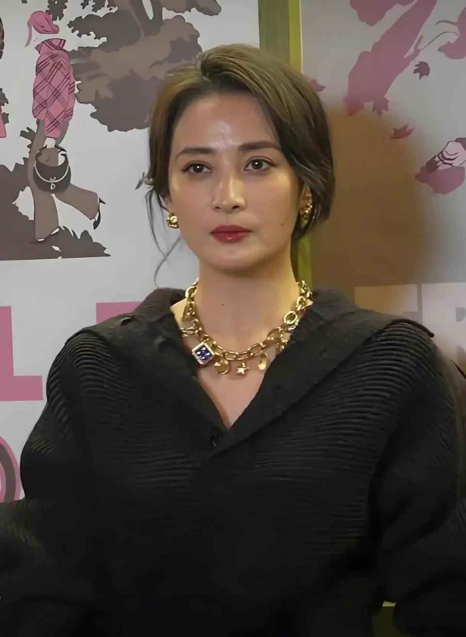 蒋勤勤亮相王府井惊艳路人！古装第一美女名不虚传，50岁气质绝佳封面图