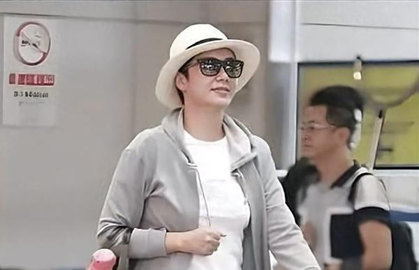 59岁蒋雯丽旅居英国：婚姻的理智抉择，谁是赢家其实早有结论封面图