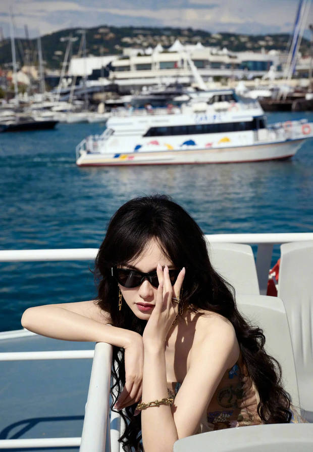 唐嫣晒抹胸长裙美照，墨镜遮面大波浪尽显御姐气质封面图