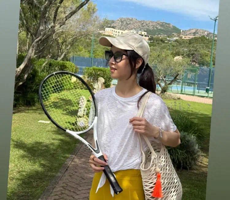 章泽天晒打网球美照，嘴角现一大块棕色血瘀，素颜出镜变黑不少封面图