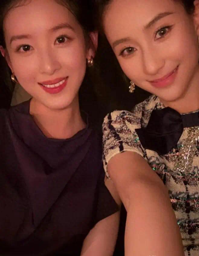 章泽天回国视察深圳京东项目！礼服造型惊艳全场，何超莲抢着合影封面图