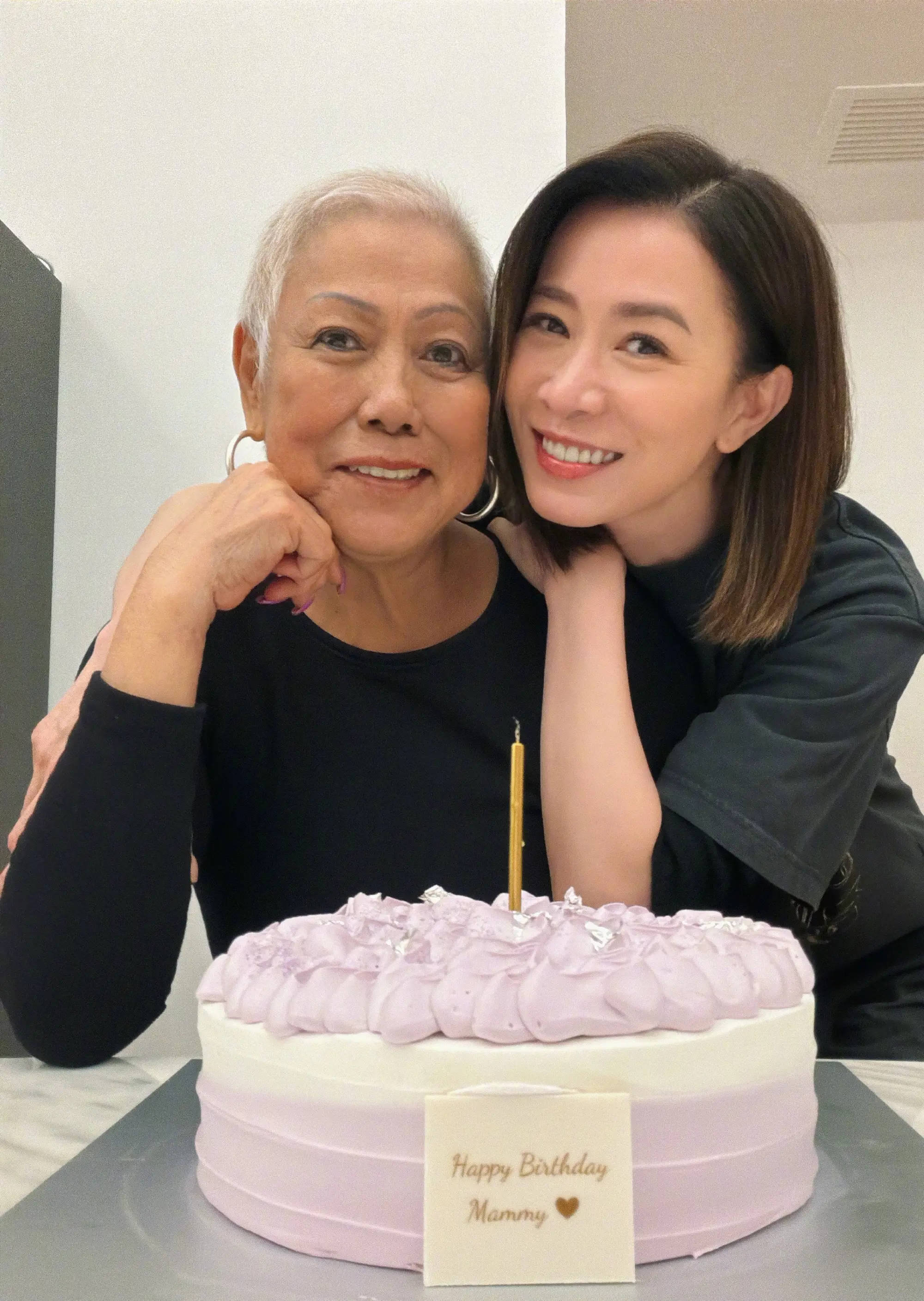 佘诗曼晒母女合照为妈妈庆生：大家记得要好好拥抱身边爱你的人封面图