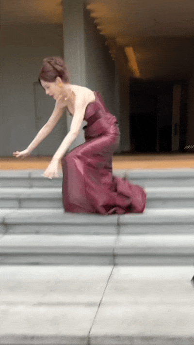 沈梦辰一袭红裙惊艳亮相，下台阶时不慎摔倒场面惊心封面图