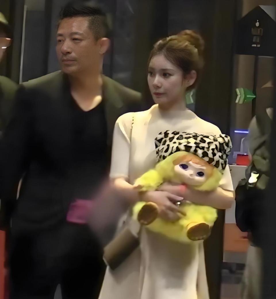 真没孩子！汪小菲夫妇近照曝光，马筱梅小腹隆起，男方抽烟不避人封面图