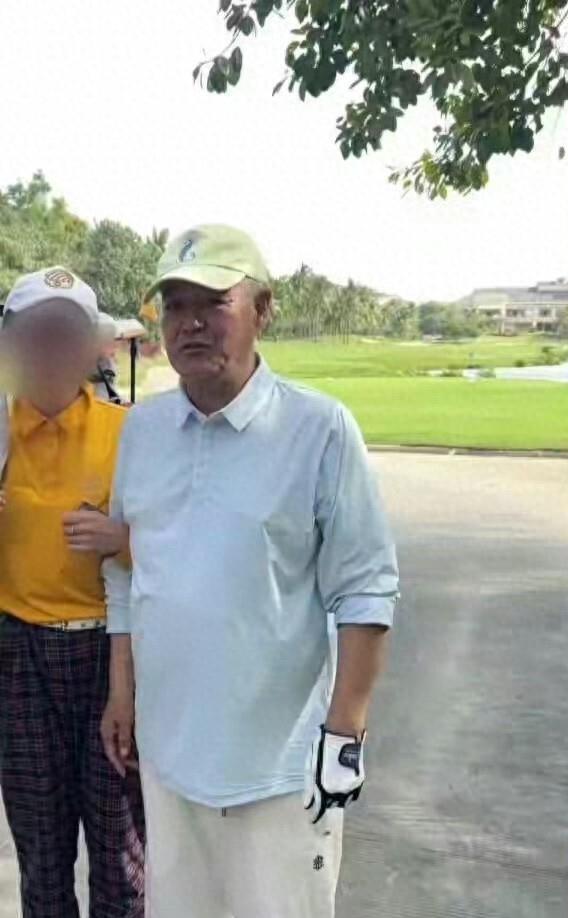 68岁赵本山在海南打高尔夫尽显情商，41岁贾乃亮低调现身！封面图