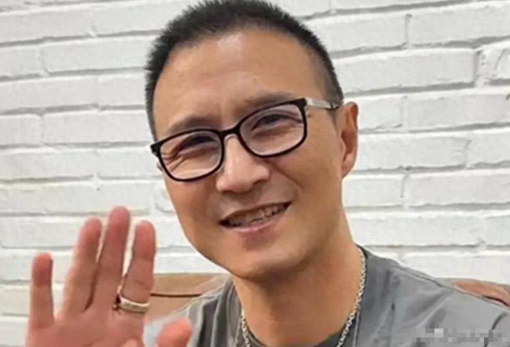 面子和里子都丢了，54岁的"风情才子"汪峰，被前任撕下了遮羞布封面图