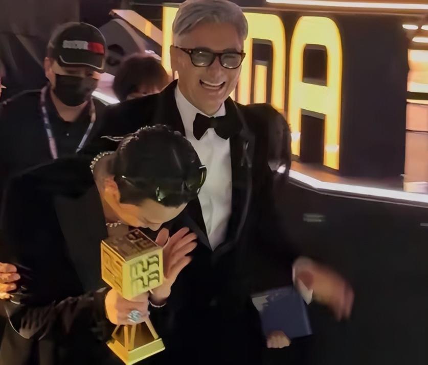 70岁周润发出席香港MAMA，才一天恶心的一幕发生了，成了众矢之的封面图