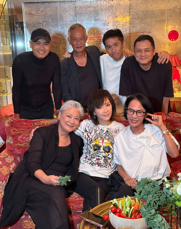 刘嘉玲晒与周润等老朋友发合照 超开心封面图