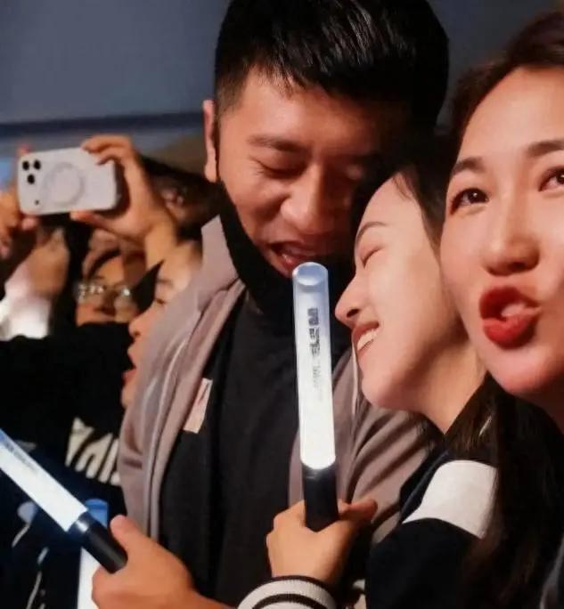 “演唱会出轨”风波升级，知情人透露张雪峰离婚5年，本人直播发飙了封面图