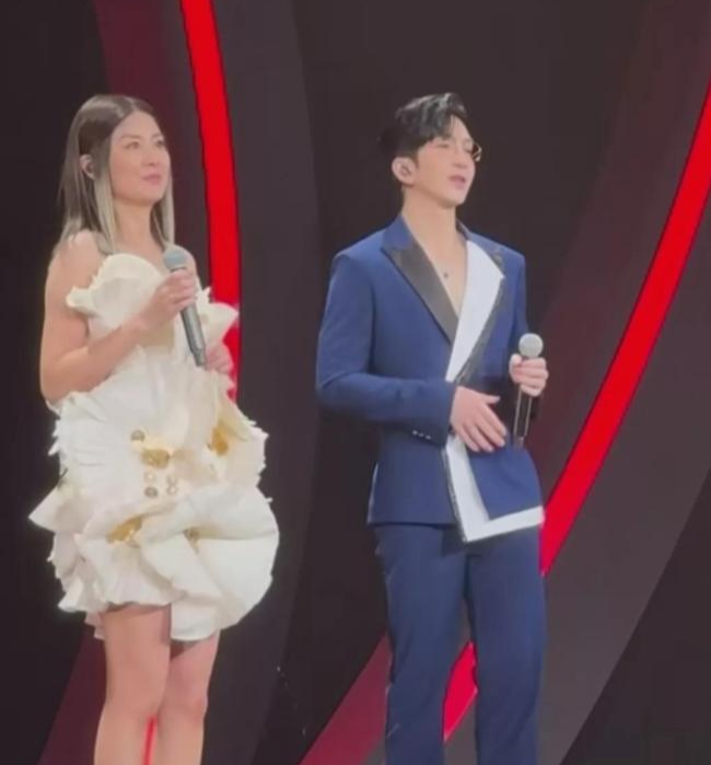 52岁陈慧琳红馆炸场！半个香港娱乐圈出动，才知道她有多狠封面图