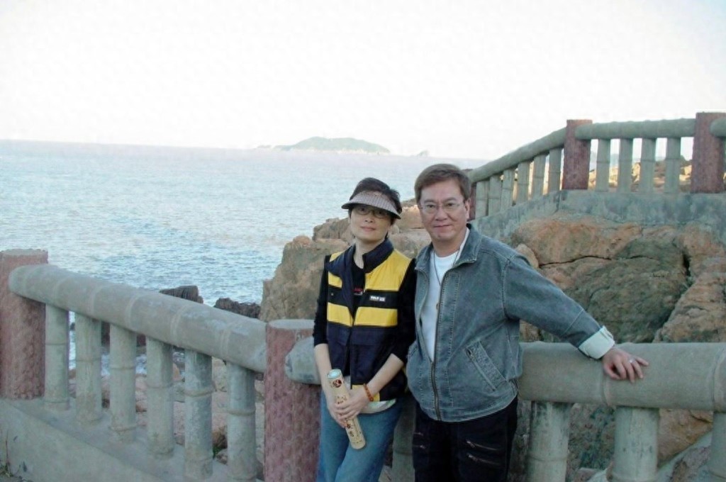 TVB知名女主持的父母罕见曝光，原来她父亲在香港也是一位名人封面图