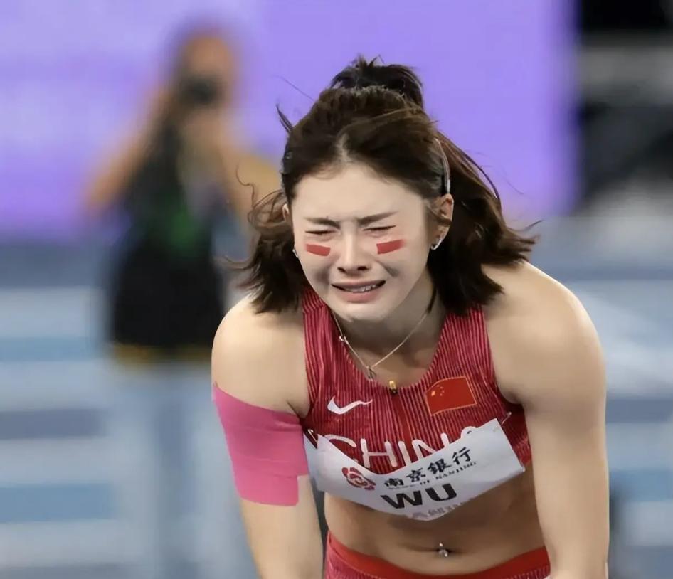 吴艳妮到底得罪了谁？参加姐姐婚礼哭得稀里哗啦，却被怒批抢风头封面图