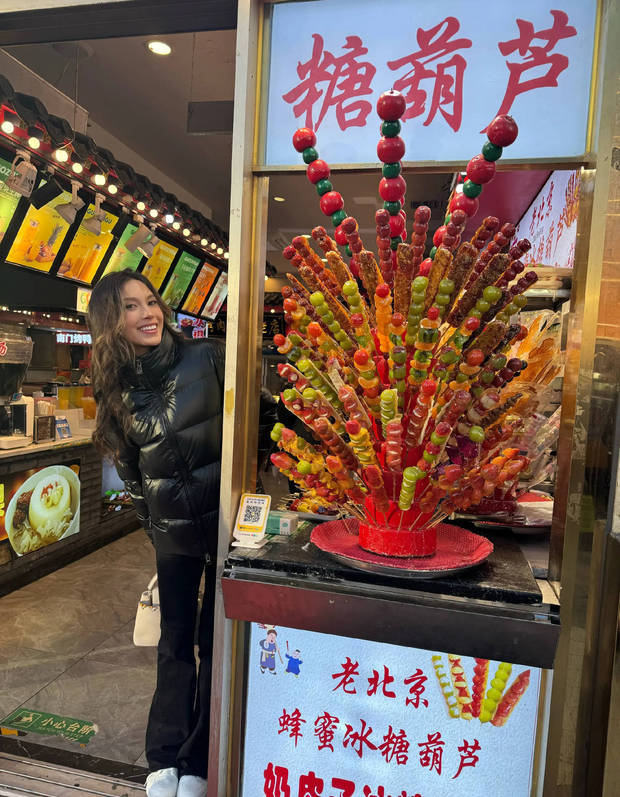 冬日生活照曝光！谷爱凌街边邂逅老北京糖葫芦，甜笑模样超治愈封面图