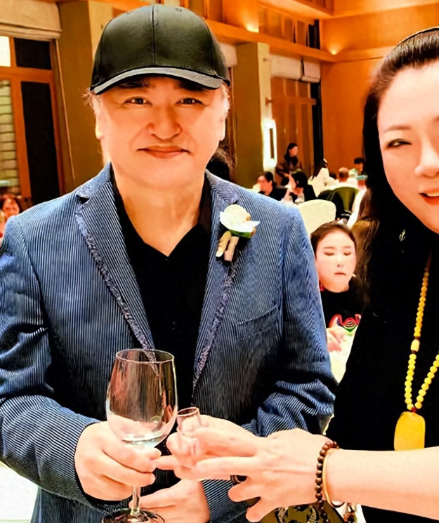 不伦不类！刘欢女儿刚刚完婚，随即全家就遭网友怒骂，到底谁对？封面图