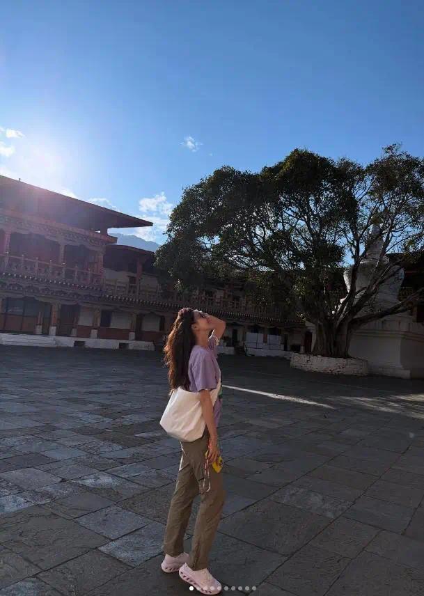 刘强东老婆晒素颜照依旧美，32岁章泽天脸上斑点多，没有名人包袱封面图