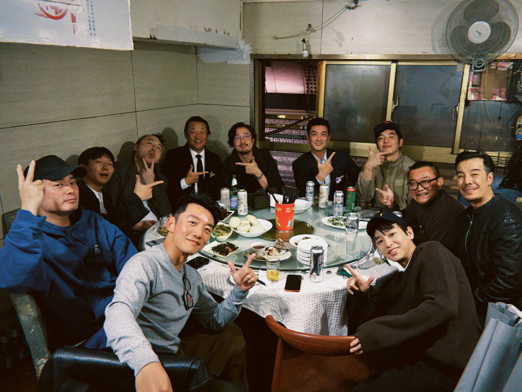 陈赫、王传君、金世佳同框！郑恺晒上戏校友合照封面图