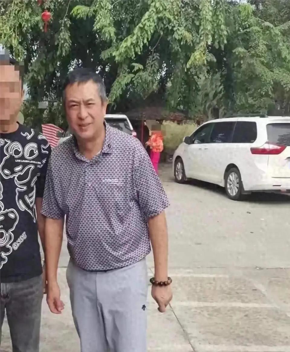 54岁张嘉译被偶遇！白发苍苍腰越来越严重，完全没办法站直封面图