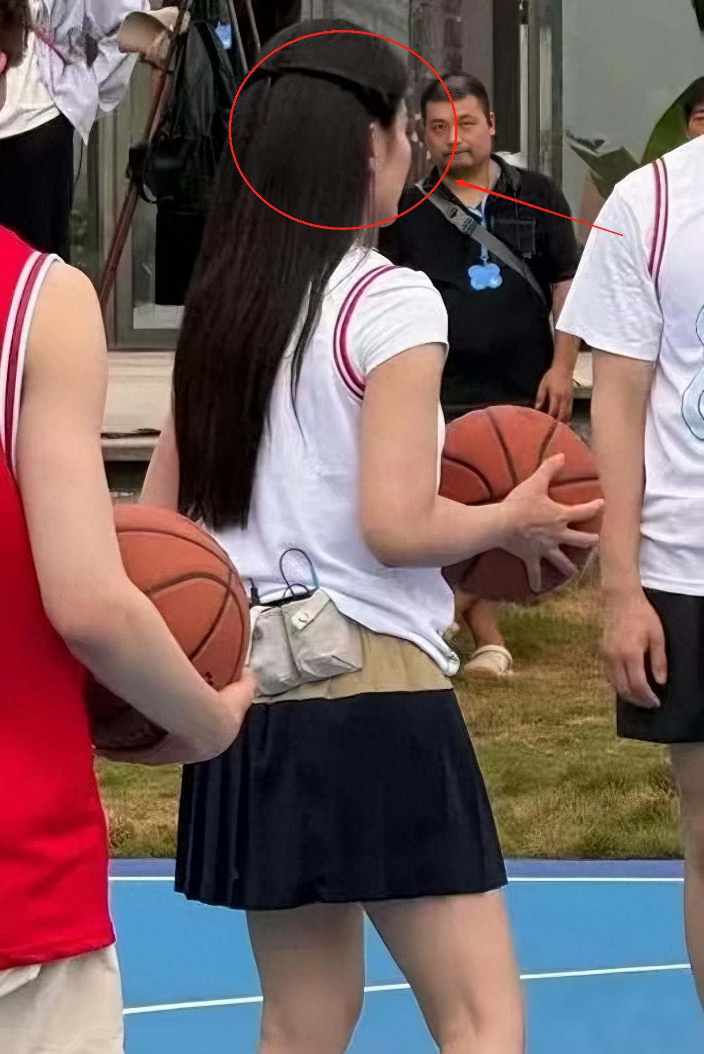 三亚偶遇刘涛，法令纹明显烤瓷牙抢镜，买椰子砍价帮拍照好接地气封面图