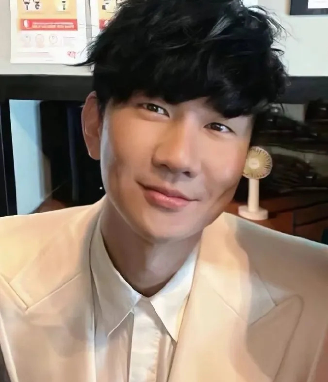 林俊杰与女友同框照疑曝光，两人穿情侣装被偶遇，粉丝纷纷脱粉封面图