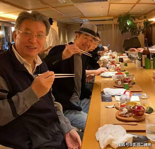 70岁张国立携妻子与友人聚餐，头顶白发老态明显，邓婕气质优雅封面图