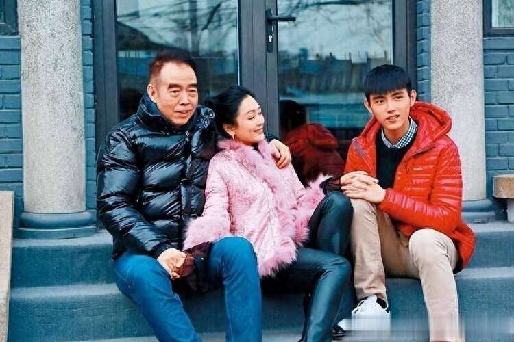 31岁章泽天伦敦看展，肋骨外翻，衣服满是褶皱，牙齿外凸影响美观封面图