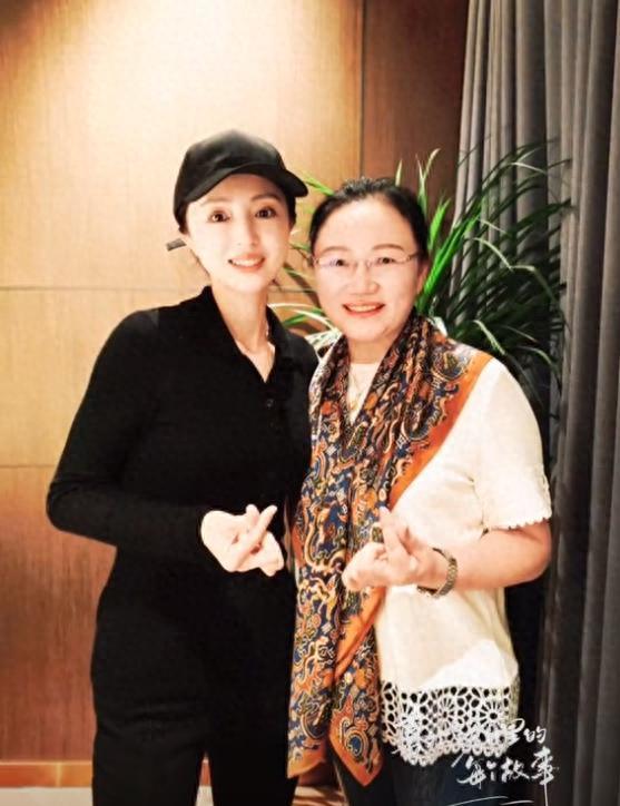 董璇携家人参加聚会，和张维伊合影姿势引怀孕猜想，酒窝手臂受伤封面图