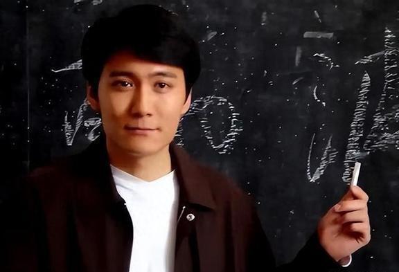 他与老婆结婚19年没有绯闻，事业爱情双丰收，如今生活幸福美满封面图