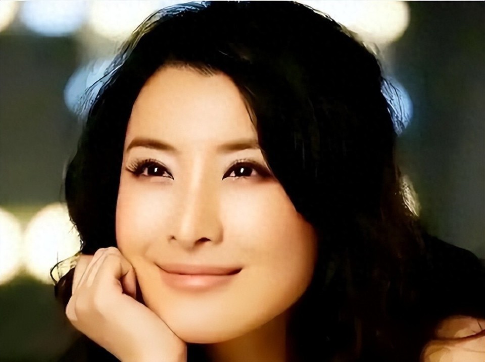 没想到他们居然是夫妻，她曾数次拒绝赵本山，如今老公很给她长脸封面图