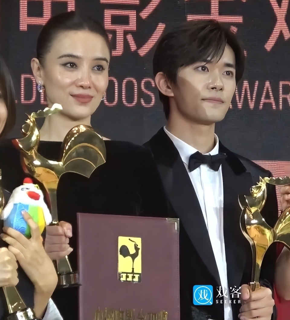 金鸡奖红毯：关晓彤又壮了，倪妮腰臀比逆天，我却被裸露后背的咏梅惊艳封面图