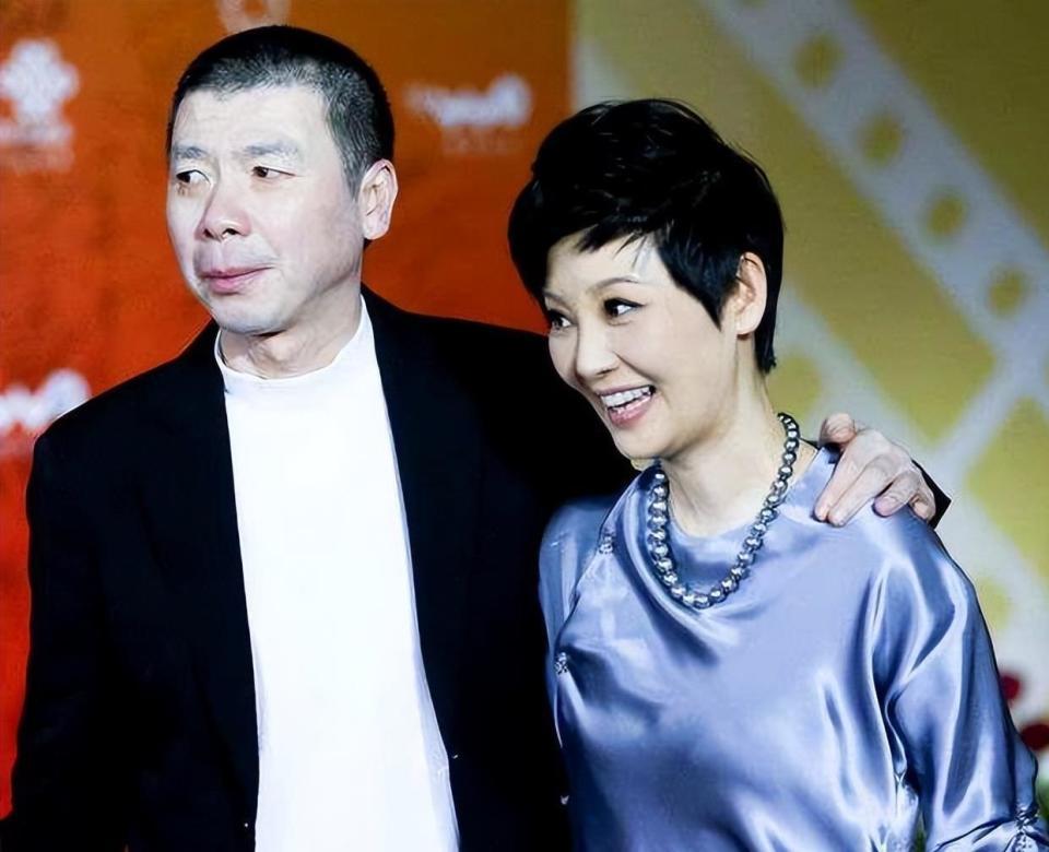 离婚传闻4个月后，冯小刚“没面子”的徐帆，终于迎来了“反噬”封面图