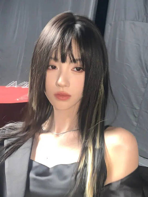 鞠婧祎挑染发型街头感十足