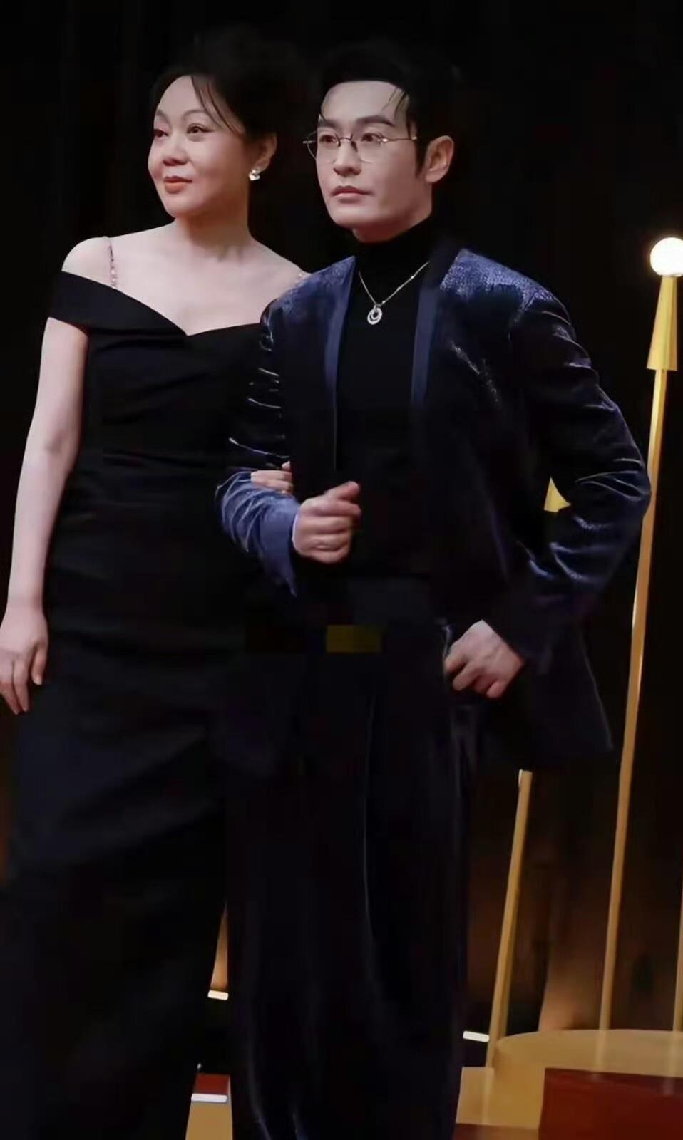 陈梦和黄晓明参加晚会，着装比表哥更像霸总，礼服才千元好节俭封面图