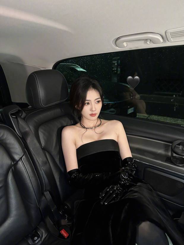 白鹿黑色抹胸礼服优雅贵气 车内摆拍氛围感十足