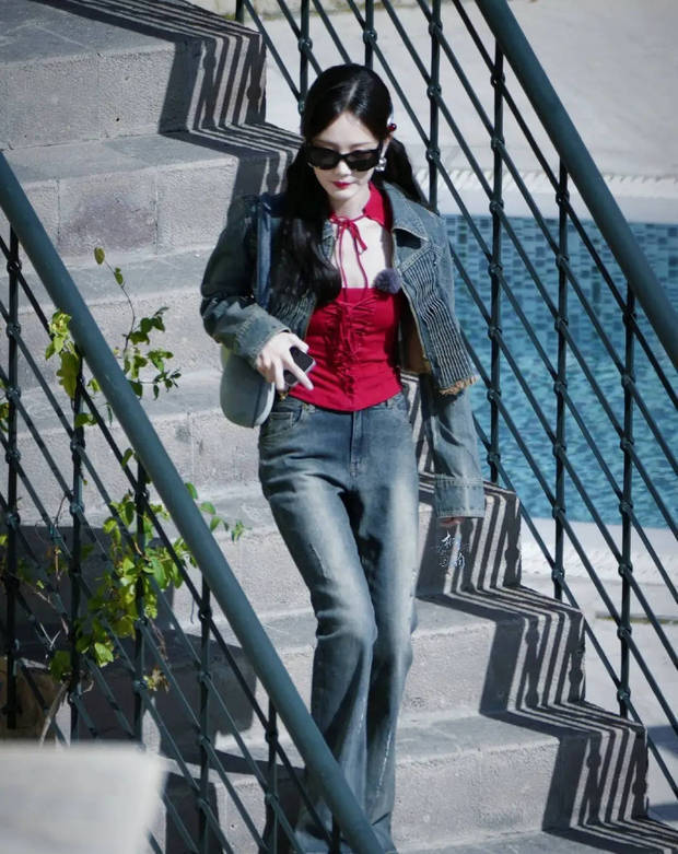 李一桐牛仔套装搭红内搭太绝！墨镜加持演绎又飒又辣封面图