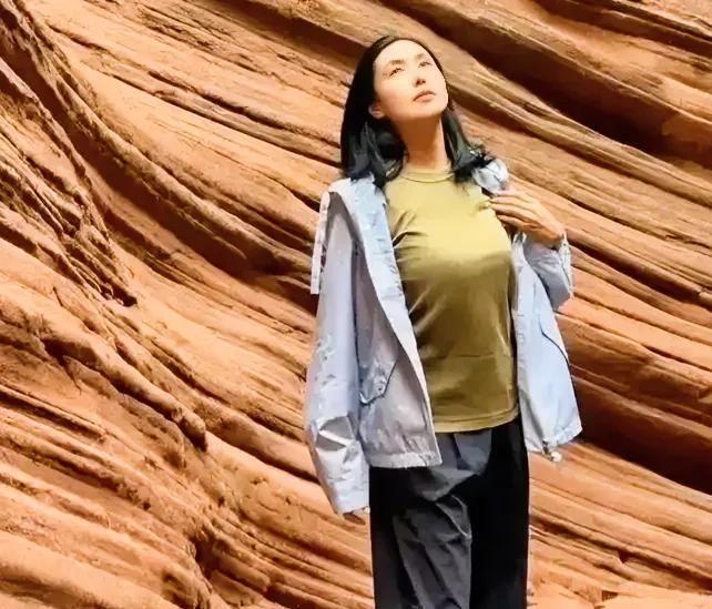 如今看到朱茵的素颜，身材却让全网惊艳，星爷当年的眼光果然毒辣！封面图