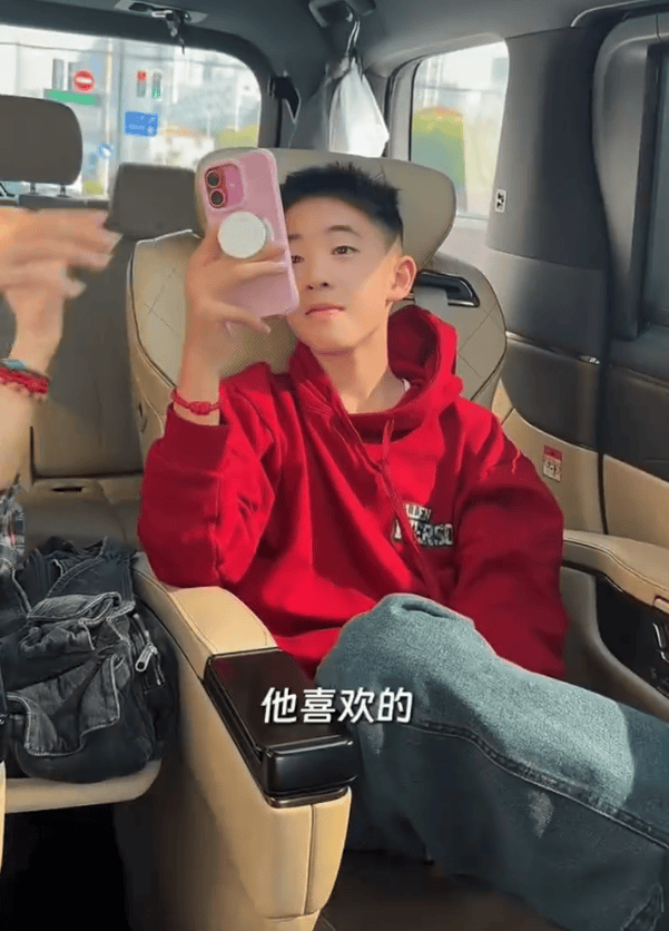 应采儿陪儿子跑通告缺席陈小春演唱会 Jasper西装造型又帅又萌封面图