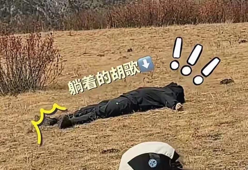 胡歌带田朴珺爬财神山，她喊“宝总”撒娇要做饭，互动甜到像情侣封面图