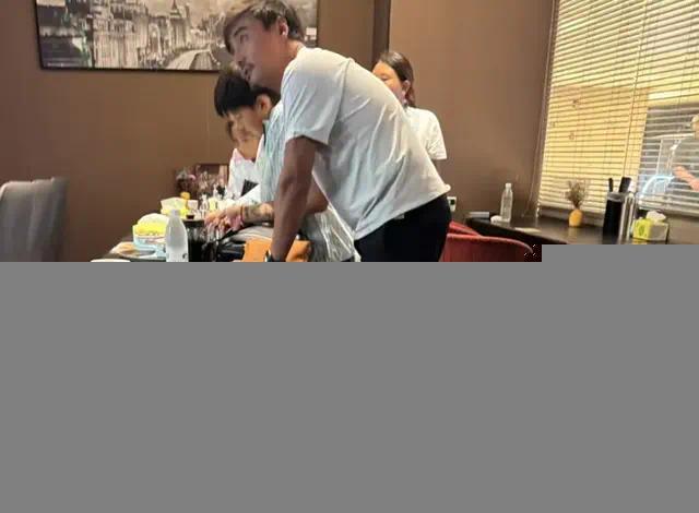 何洁一家吃大闸蟹，宝妹黑黑胖胖但很懂事，刁磊将仨孩子教的真好封面图