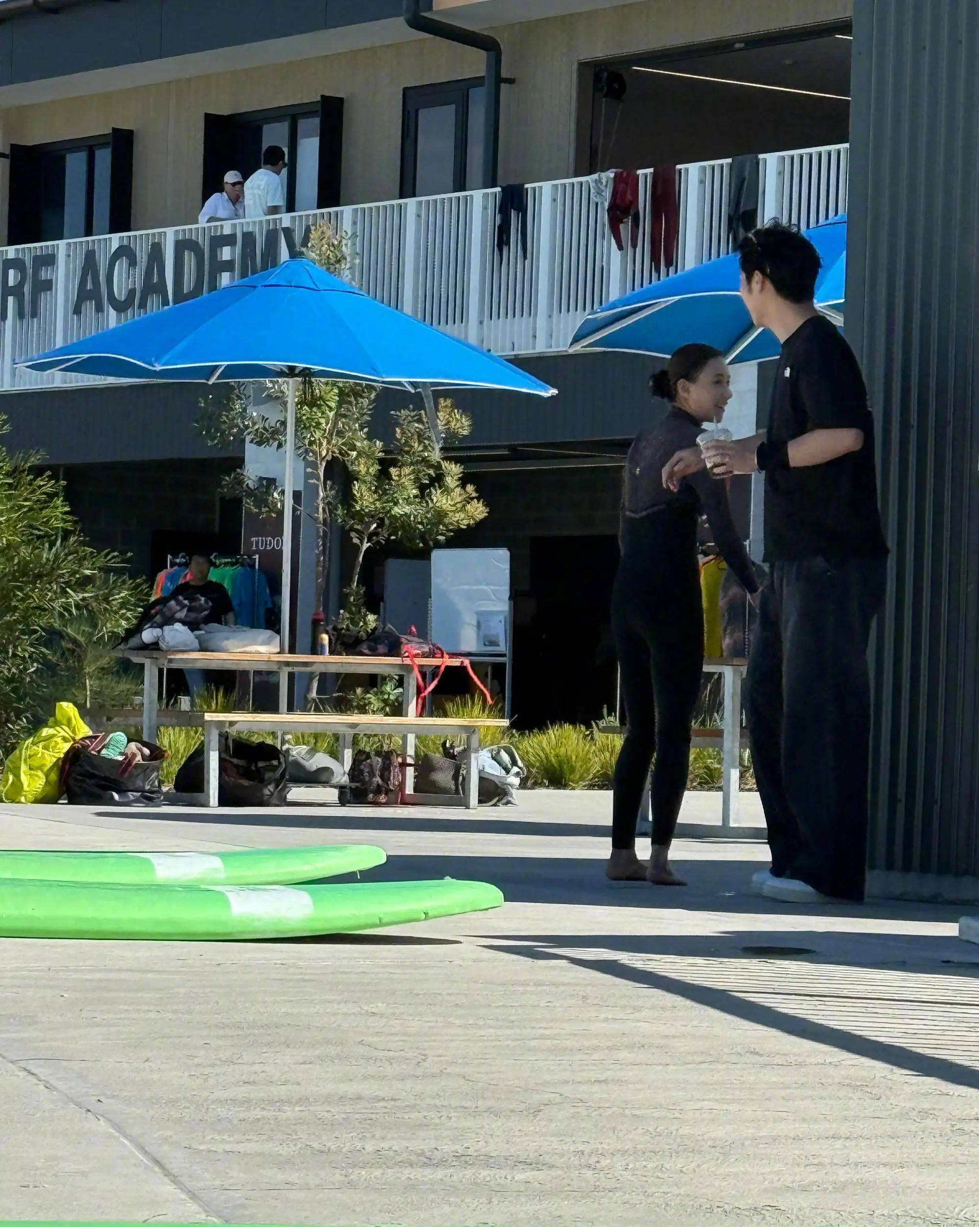 度假同框力破婚变！何超莲窦骁澳大利亚被偶遇 相处甜蜜有说有笑封面图