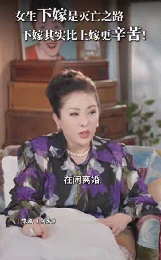 何超莲懒理婚变传闻,穿抹胸裙秀酥胸美腿,拿一把证件有赌王架势