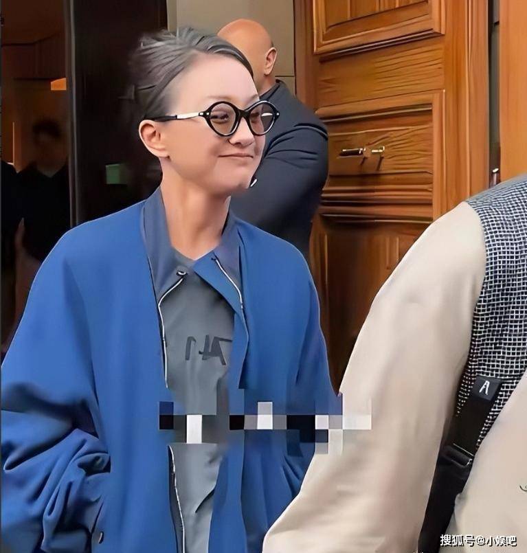 51岁无孩单身，周迅白发素颜亮相巴黎，一脸老态认不出封面图