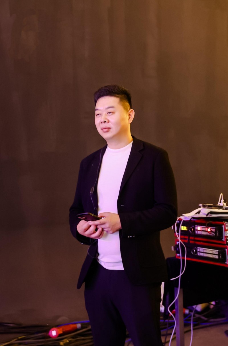 深耕行业十余载，张哲以专业铸就演艺舞台无数经典封面图