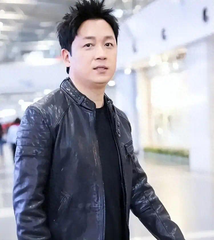 离婚13年，官宣新喜讯的潘粤明，早已是董洁“高攀不起”的存在！封面图