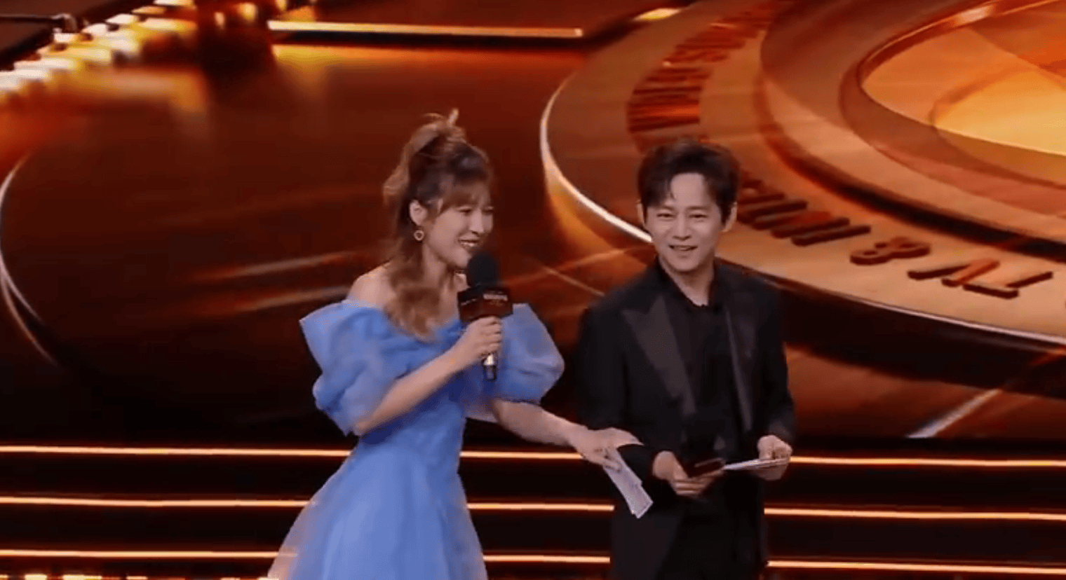 何炅从容回应衰老话题：：想告诉大家，我眼神好得很！封面图