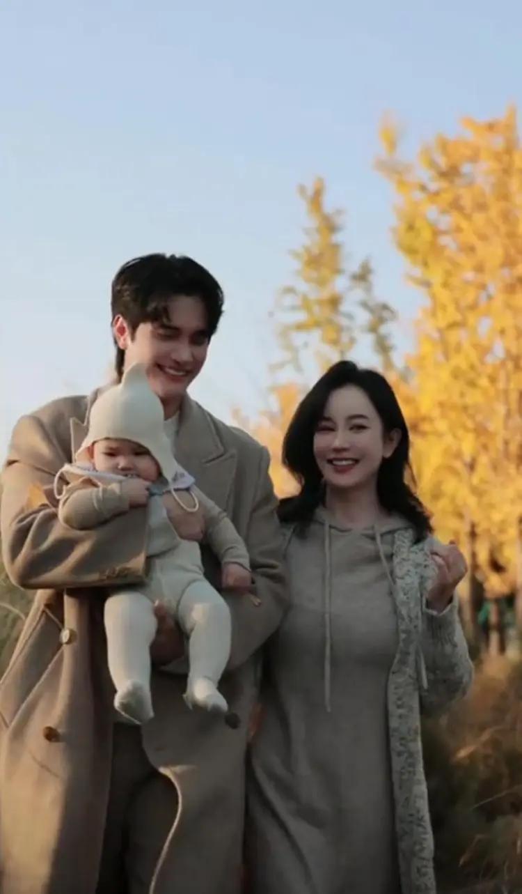 张檬一家三口赏秋照曝光！儿子Dylan胖嘟嘟的很可爱，张檬上围大了一圈封面图