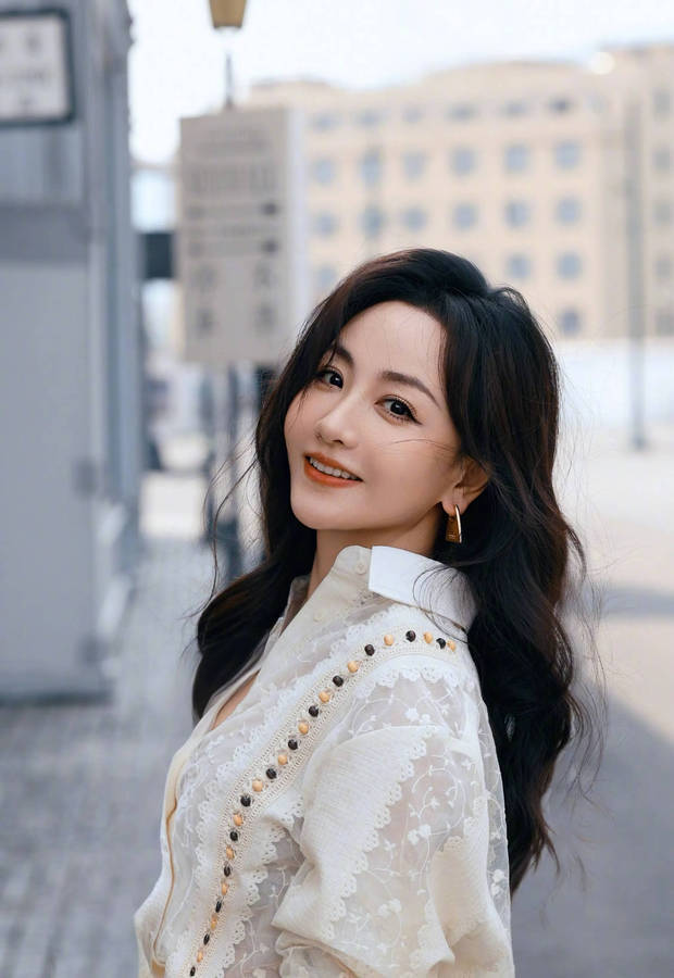杨蓉穿白衬衣配波浪卷发沐浴阳光，淡雅气质中尽显松弛感封面图