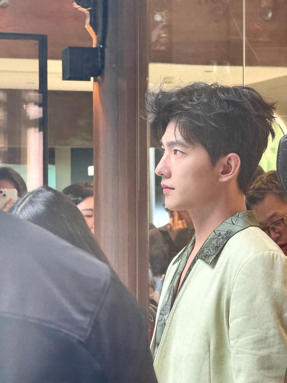 “消失”2年回归，内娱的“人情冷暖”，在34岁的杨洋身上展露无遗封面图