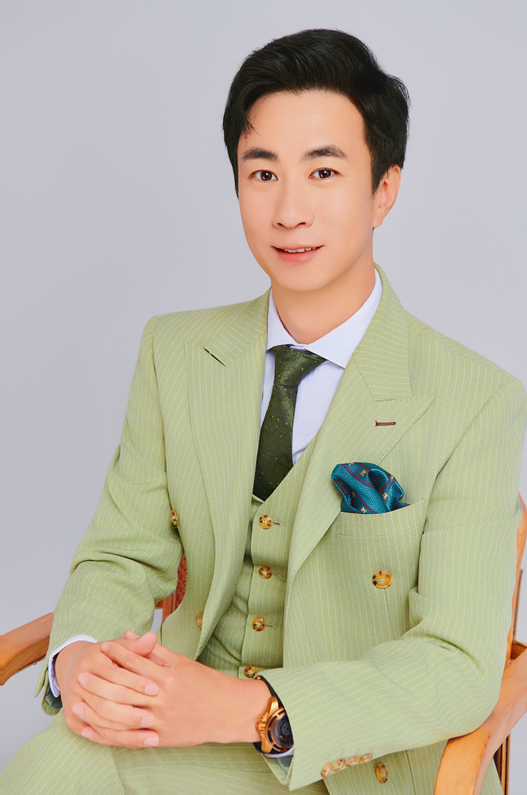 陈庆聪生日全新宣传照 绿色西装造型尽显阳光魅力封面图